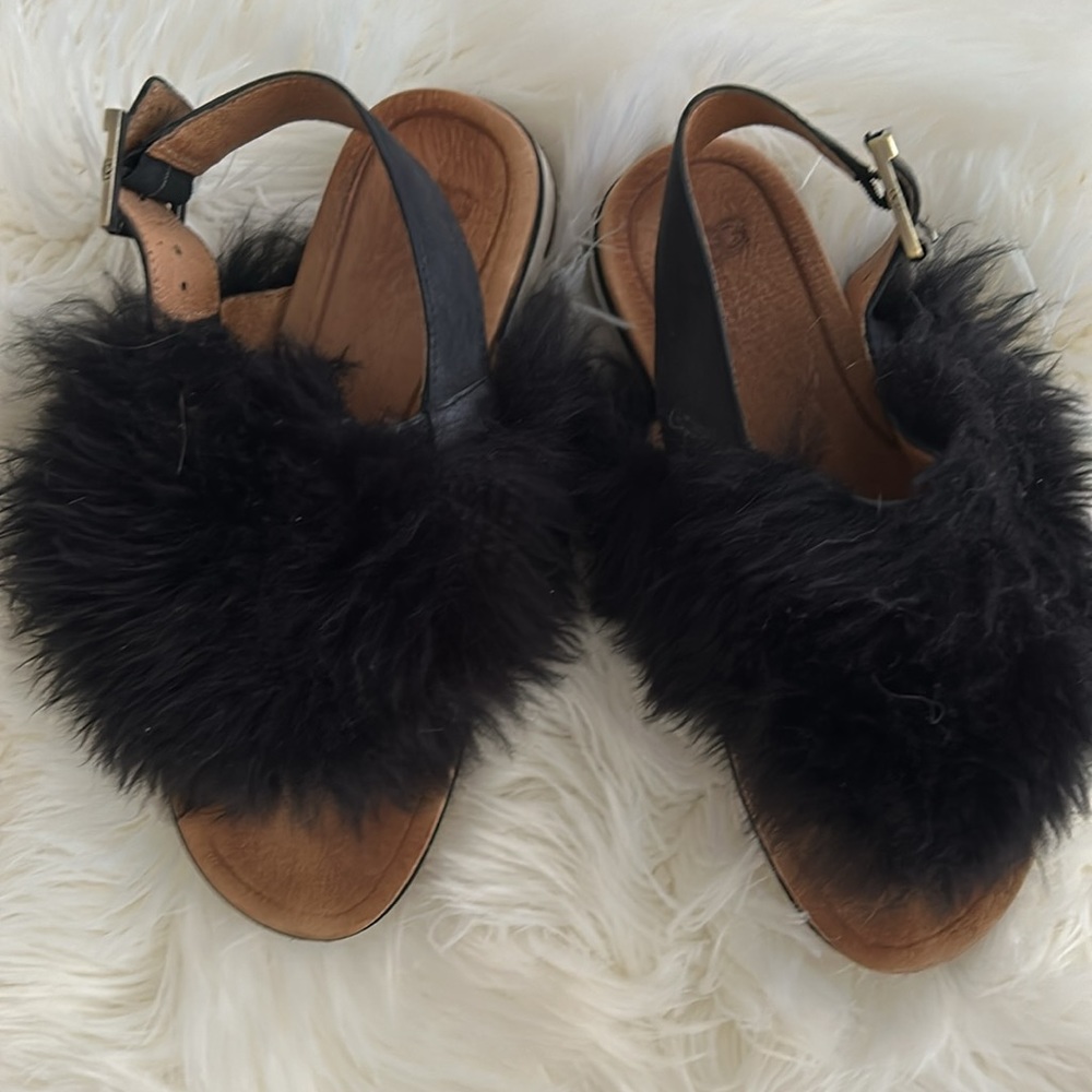 🖤 UGG FUZZY SANDALS
